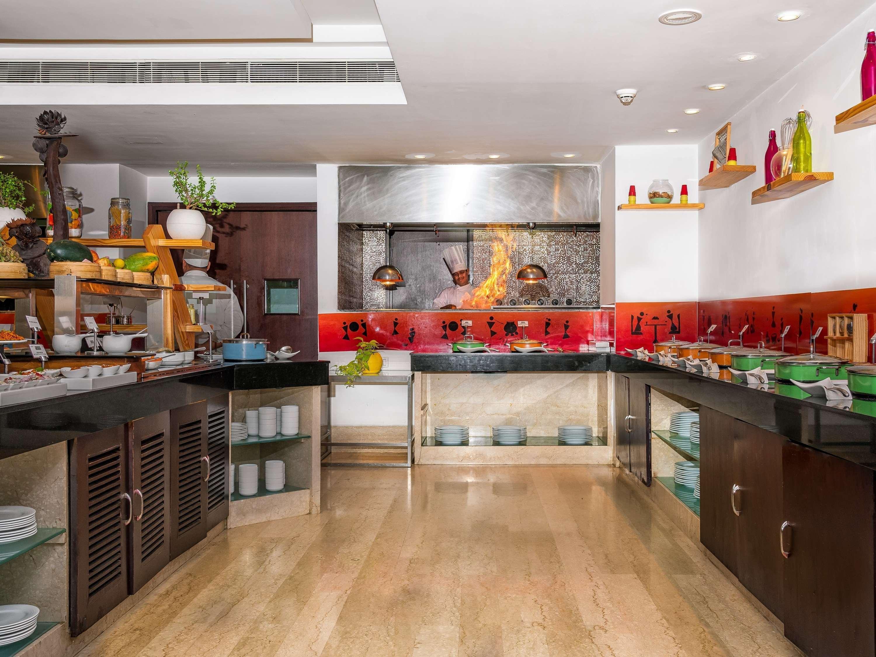 Mercure Hyderabad Kcp Banjara Hills, An Accor Hotel Exterior foto A commercial kitchen
