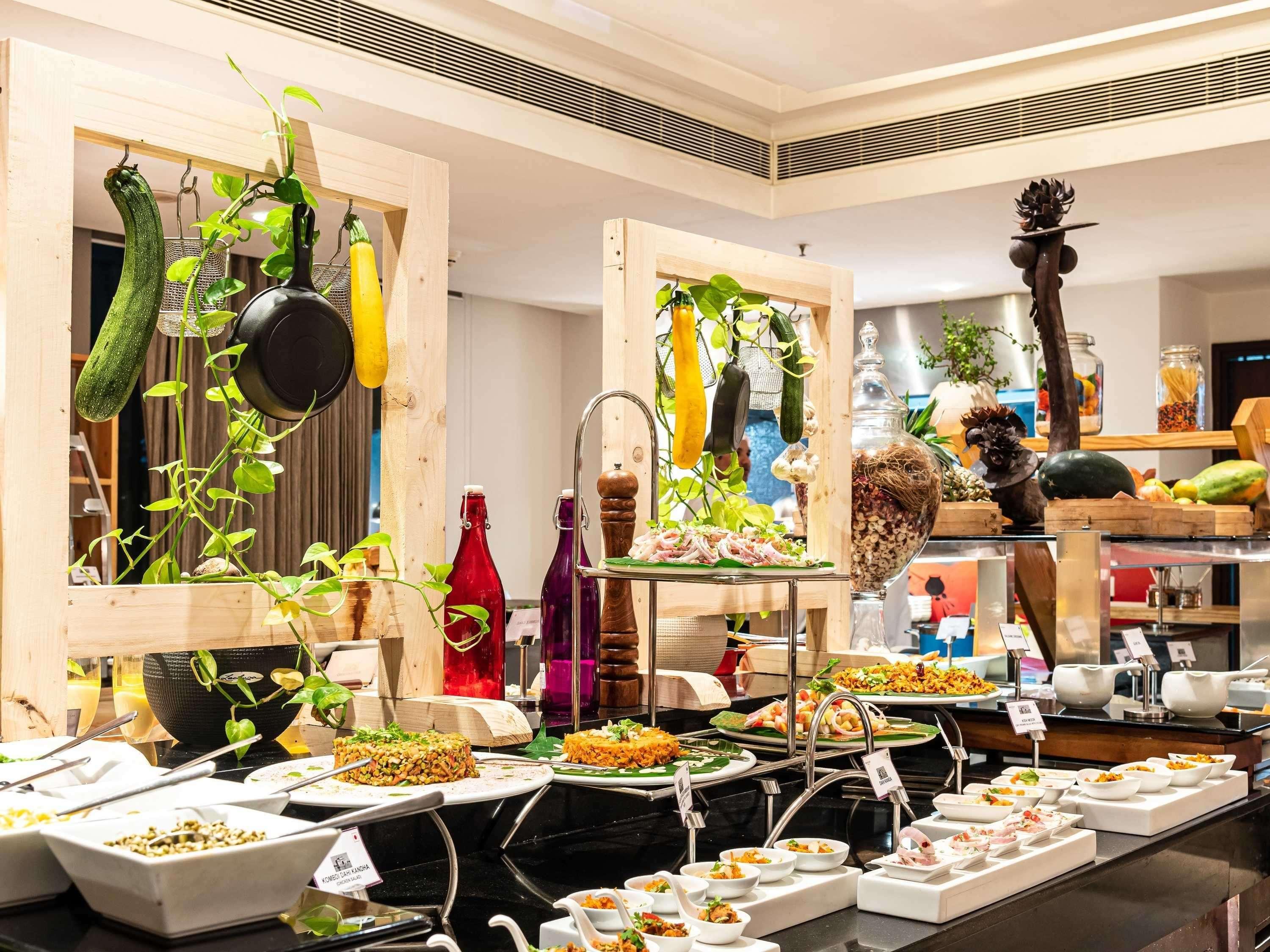 Mercure Hyderabad Kcp Banjara Hills, An Accor Hotel Exterior foto A buffet at a hotel
