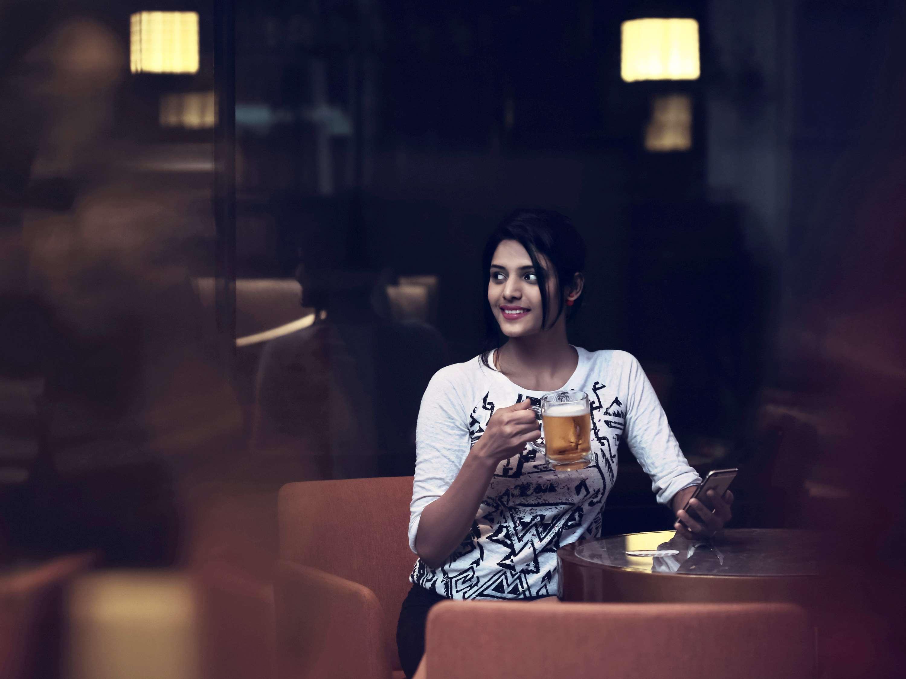 Mercure Hyderabad Kcp Banjara Hills, An Accor Hotel Exterior foto A woman drinking beer