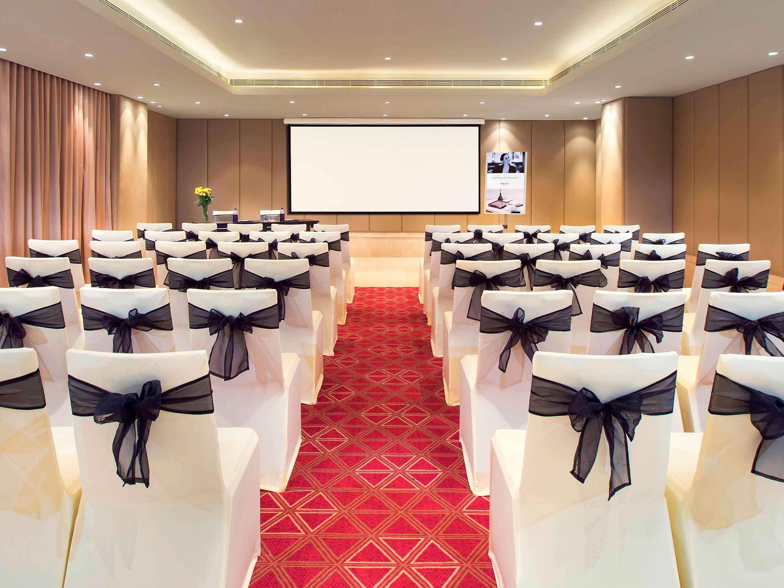 Mercure Hyderabad Kcp Banjara Hills, An Accor Hotel Exterior foto Meeting room