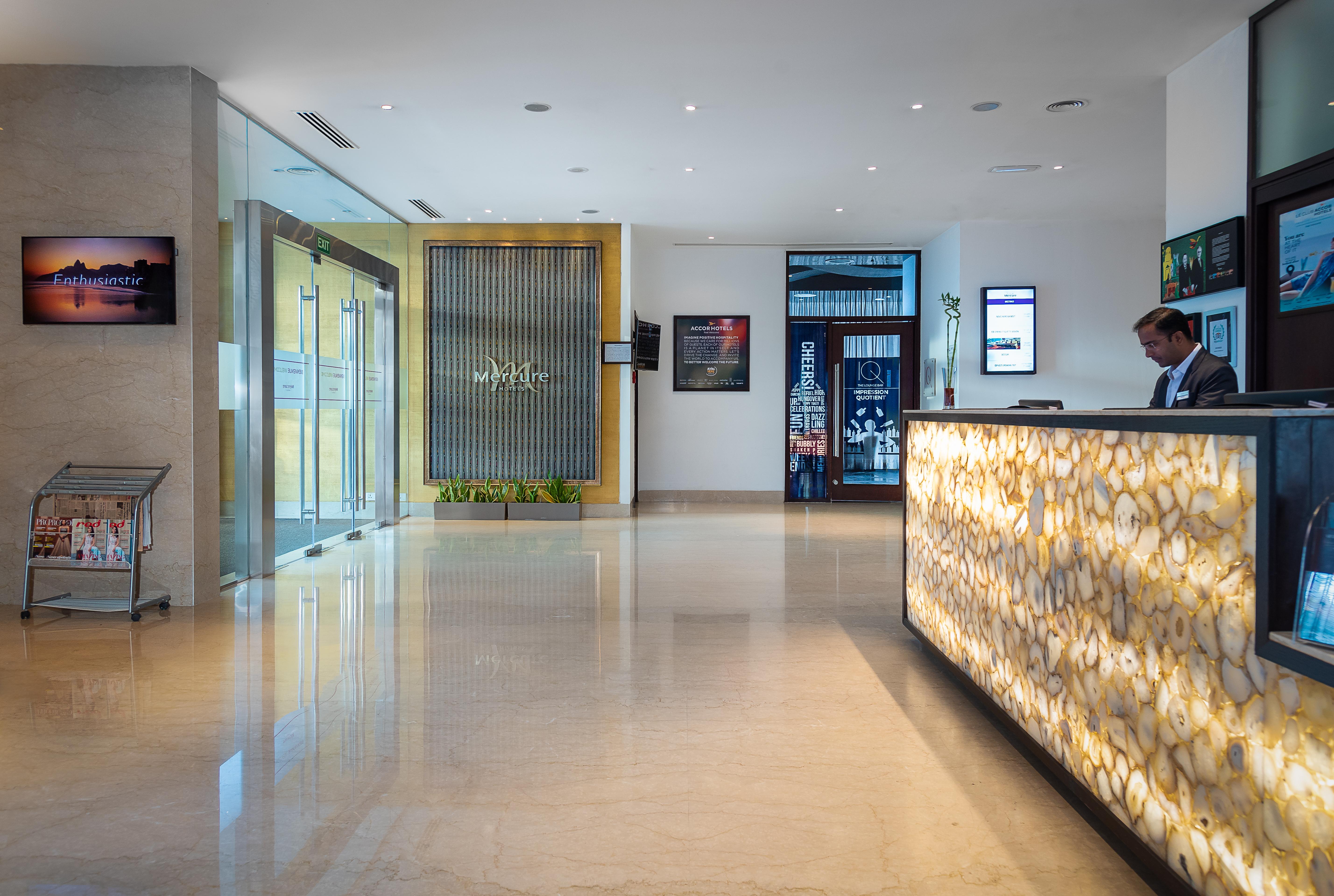 Mercure Hyderabad Kcp Banjara Hills, An Accor Hotel Exterior foto Lobby
