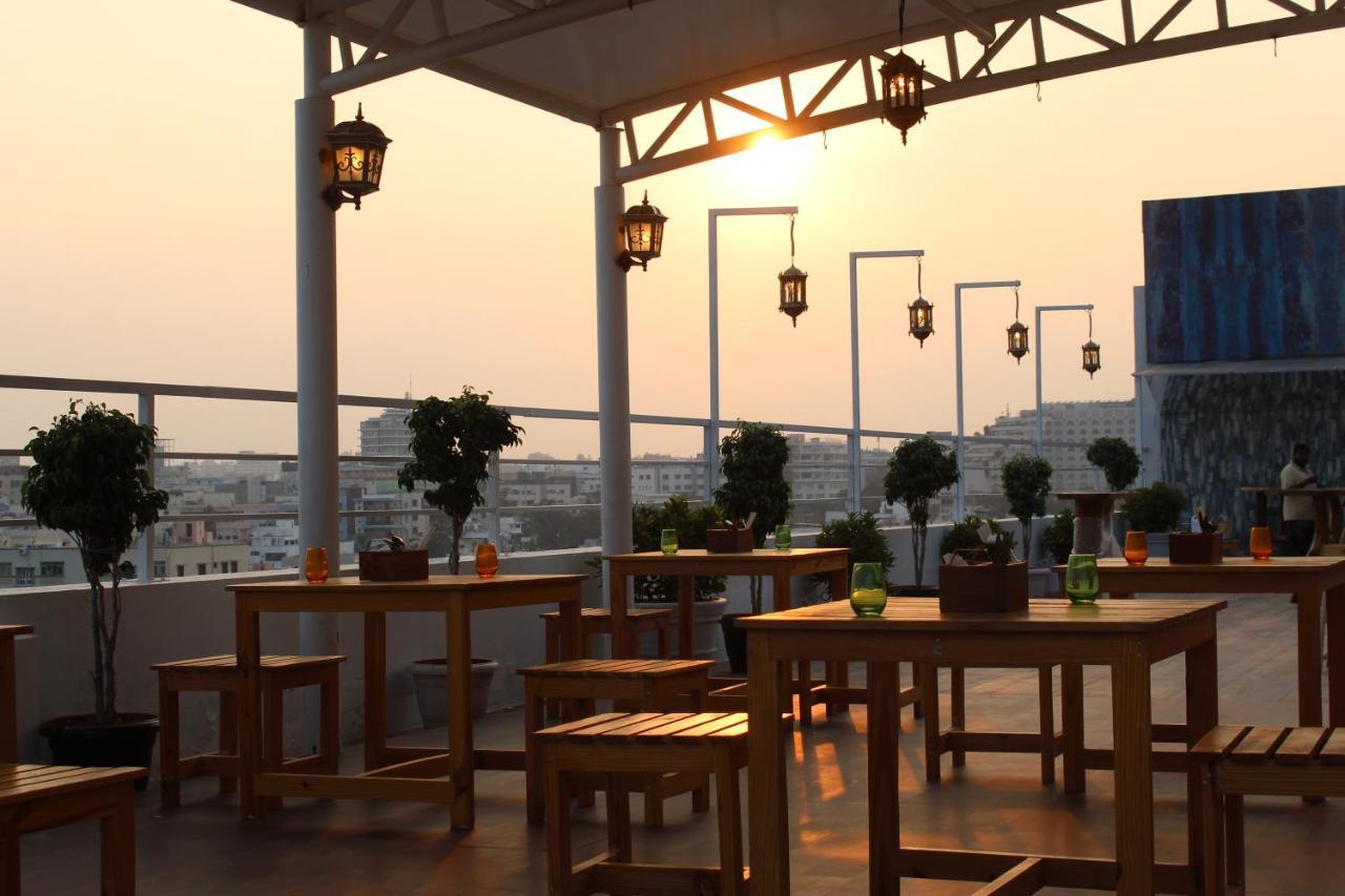 Mercure Hyderabad Kcp Banjara Hills, An Accor Hotel Exterior foto Rooftop bar in Bangkok